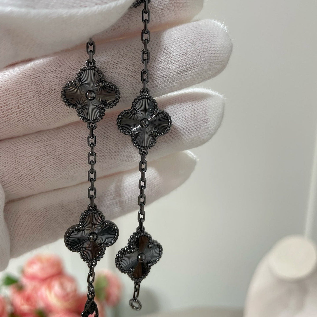 [⭐Veyra]CLOVER 5 MOTIF BLACK BRACELET