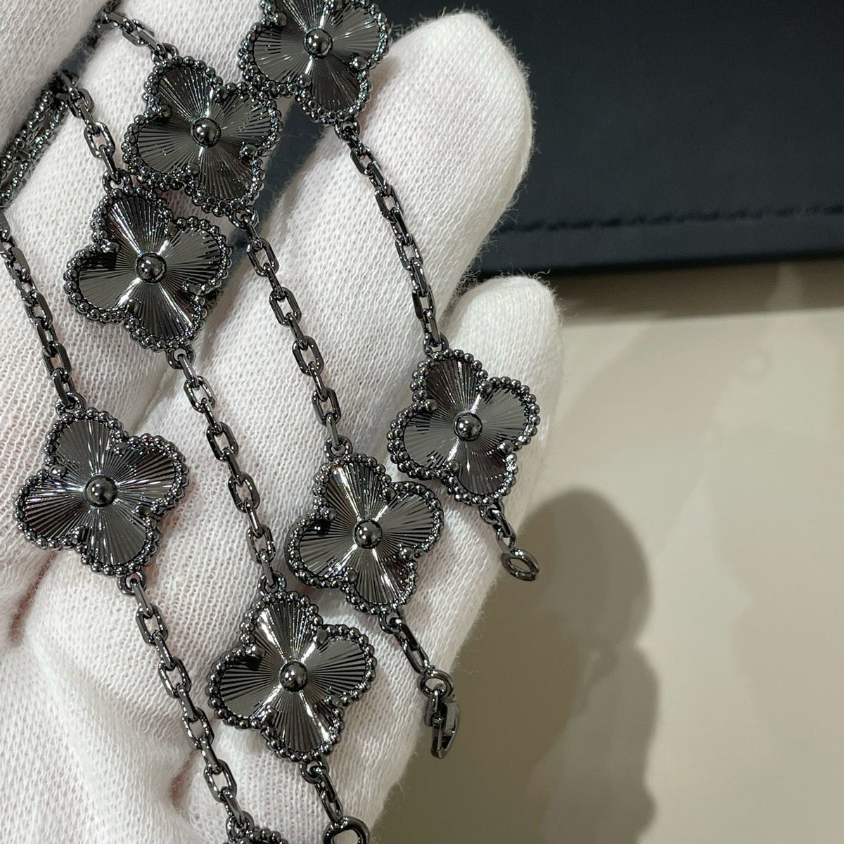 [⭐Veyra]CLOVER 5 MOTIF BLACK BRACELET