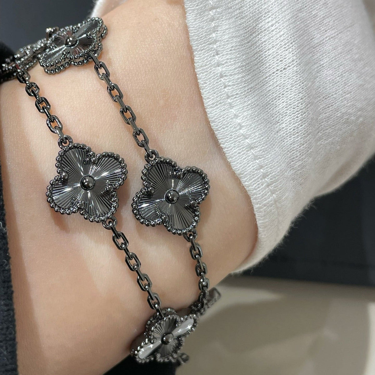 [⭐Veyra]CLOVER 5 MOTIF BLACK BRACELET