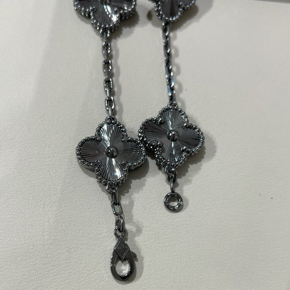 [⭐Veyra]CLOVER 5 MOTIF BLACK BRACELET