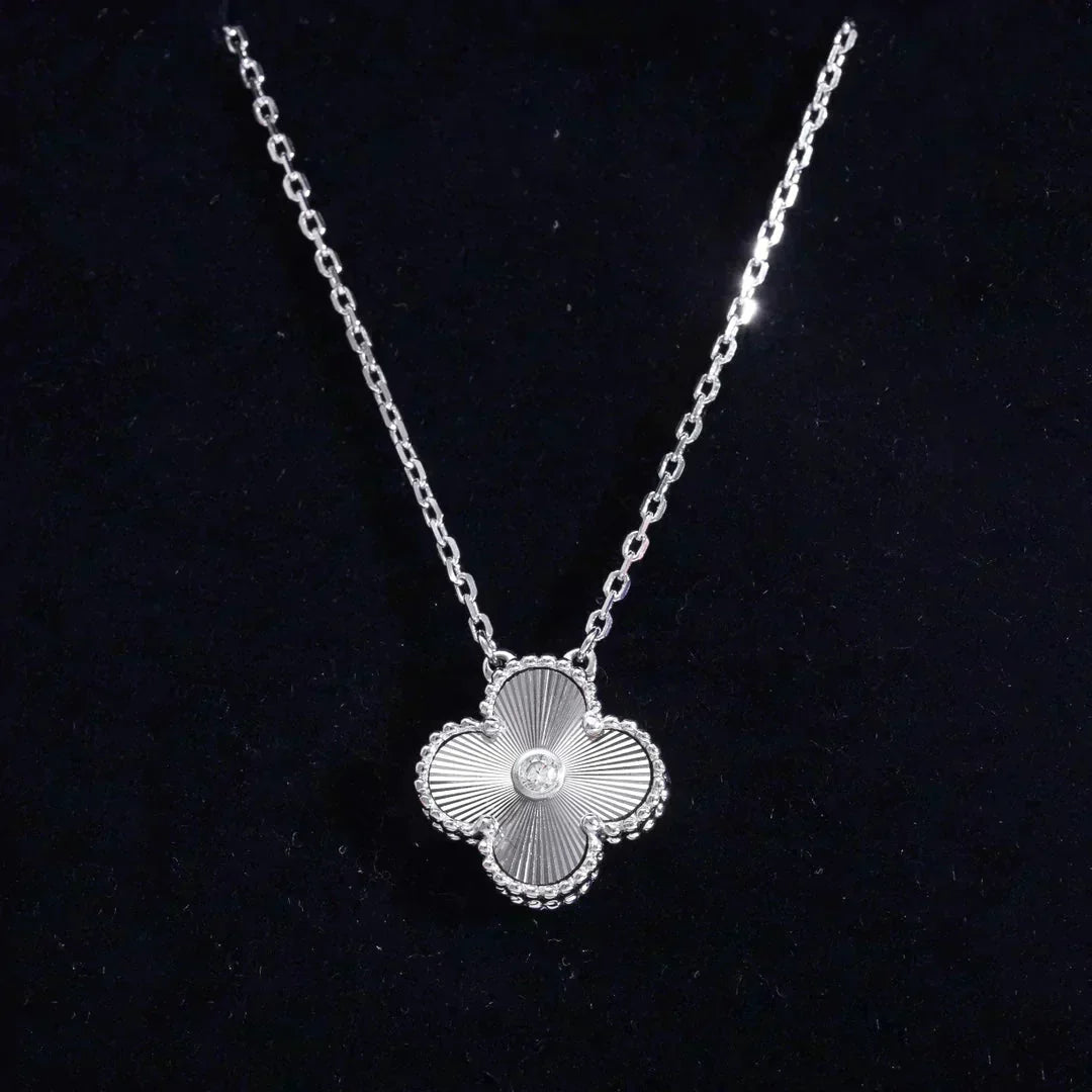 [⭐Veyra]CLOVER  15MM DIAMOND LASER NECKLACE SILVER