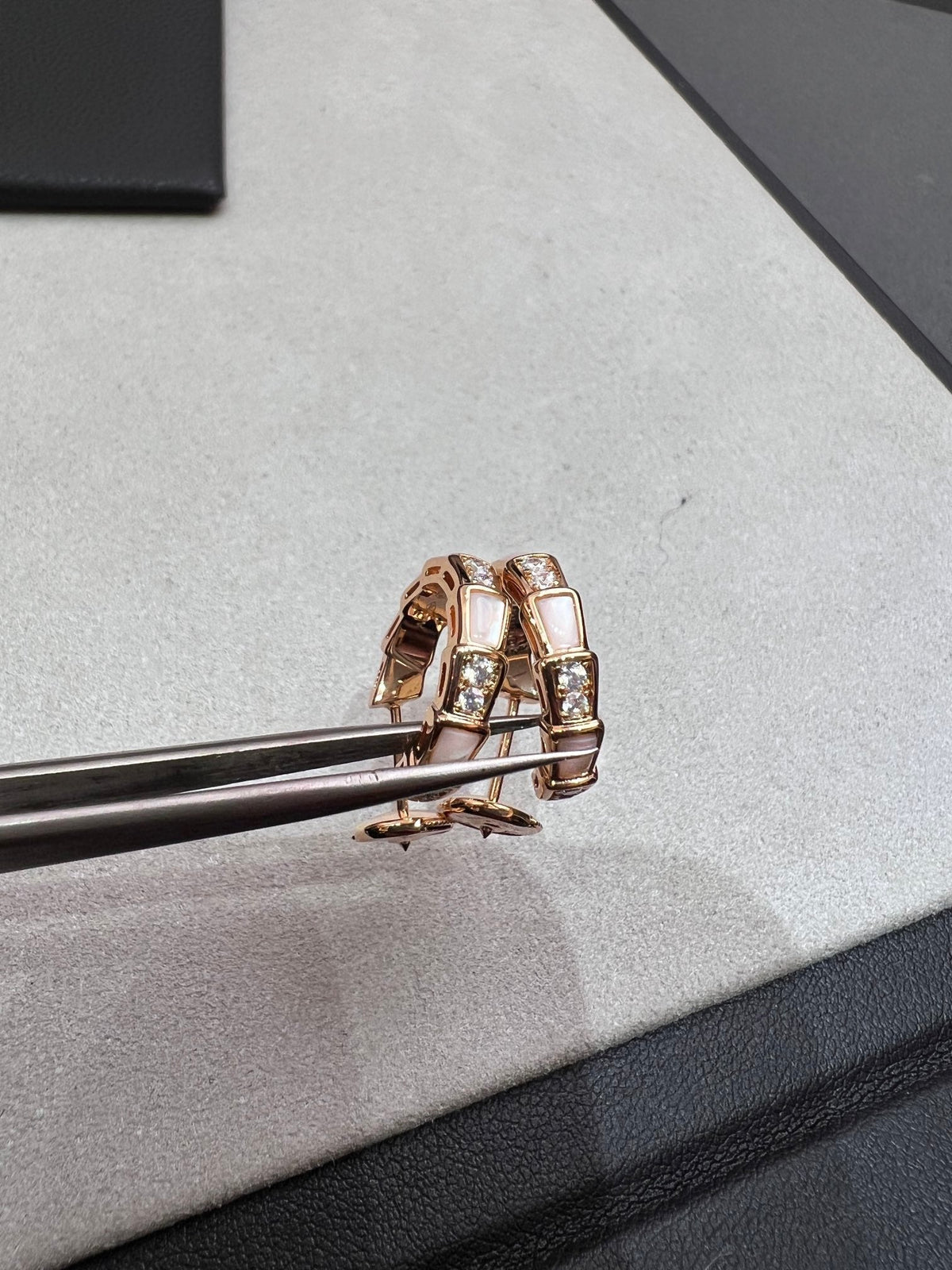 [⭐Veyra]SERPENTI MOP PINK GOLD EARRINGS