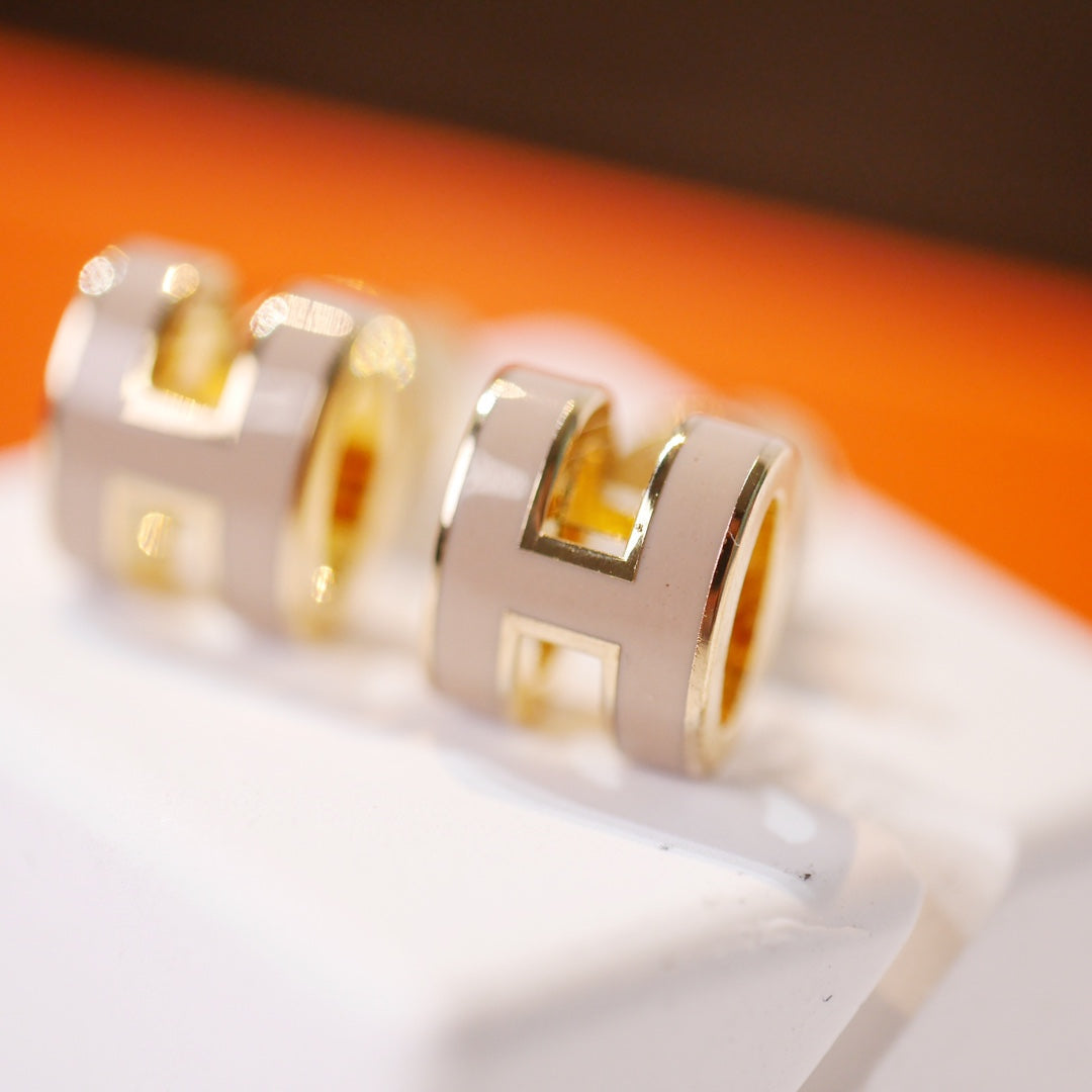 [⭐Veyra]MINI POP H GOLD EARRINGS GREY