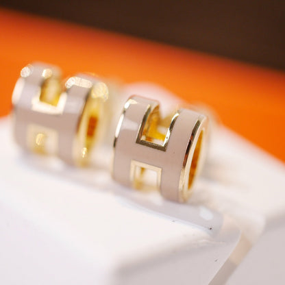 [⭐Veyra]MINI POP H GOLD EARRINGS GREY