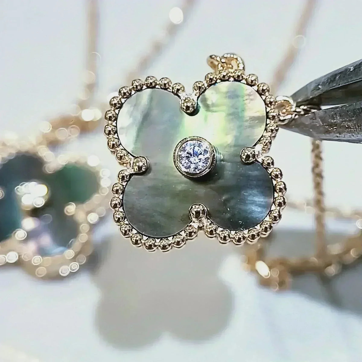 [⭐Veyra]CLOVER 15MM DIAMOND AND MOTHER-OF-GREY NECKLACE