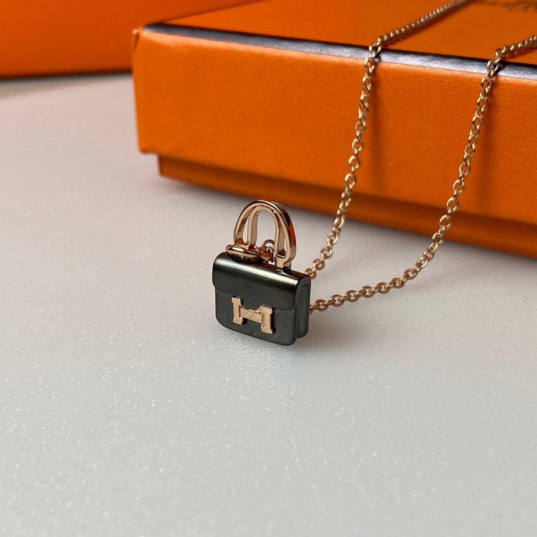 [⭐Veyra]CONSTANCE BLACK PEDANT PINK GOLD NECKLACE