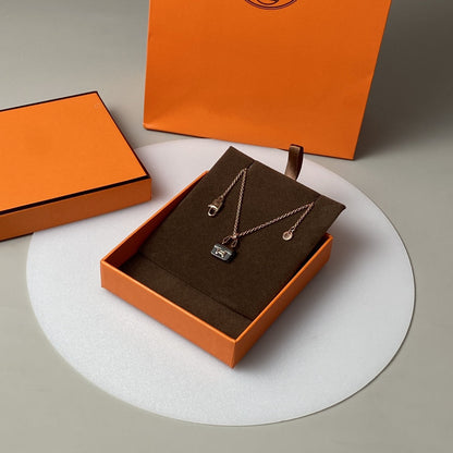 [⭐Veyra]CONSTANCE BLACK PEDANT PINK GOLD NECKLACE