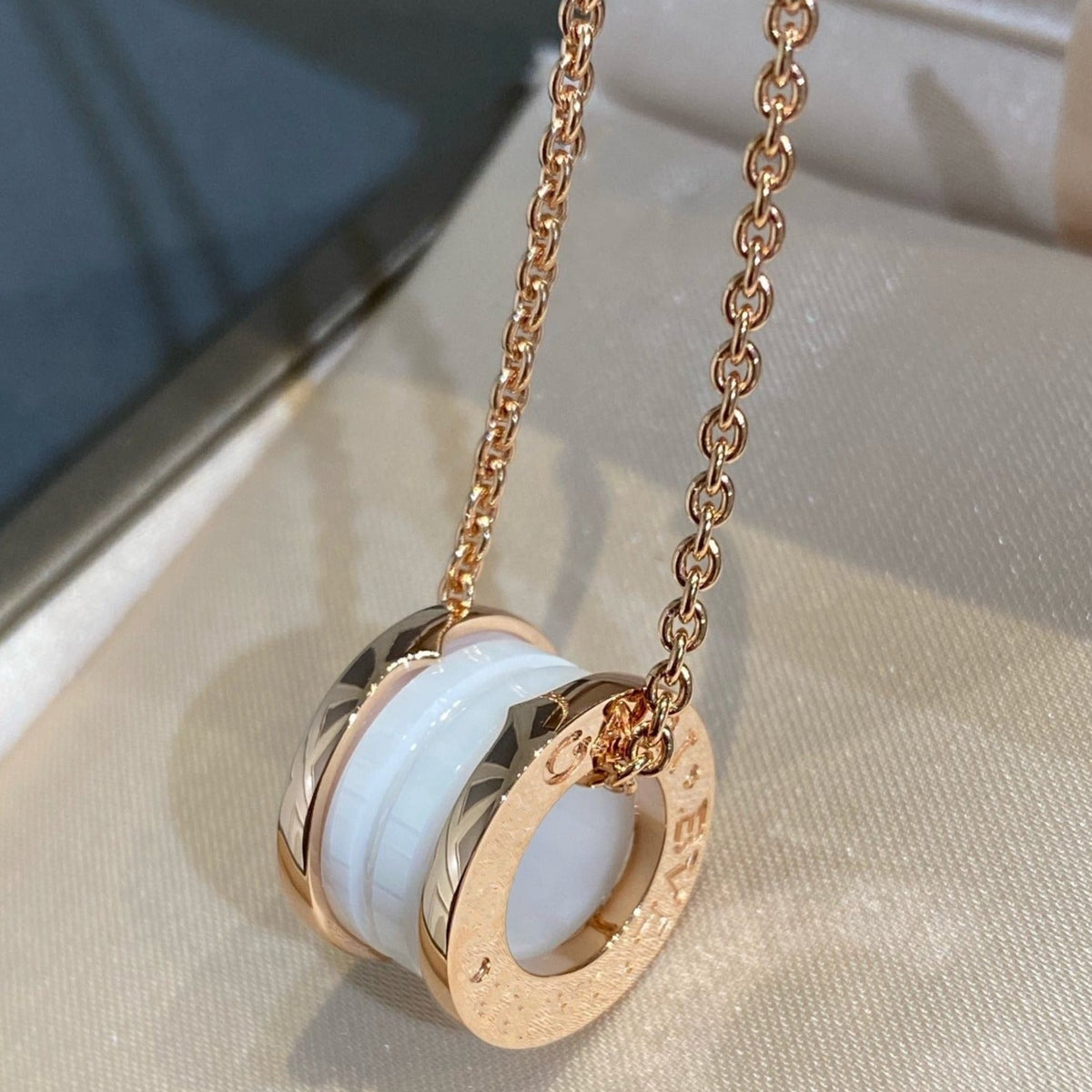 [⭐Veyra]ZERO 1 WHITE CERAMIC PINK GOLD NECKLACE