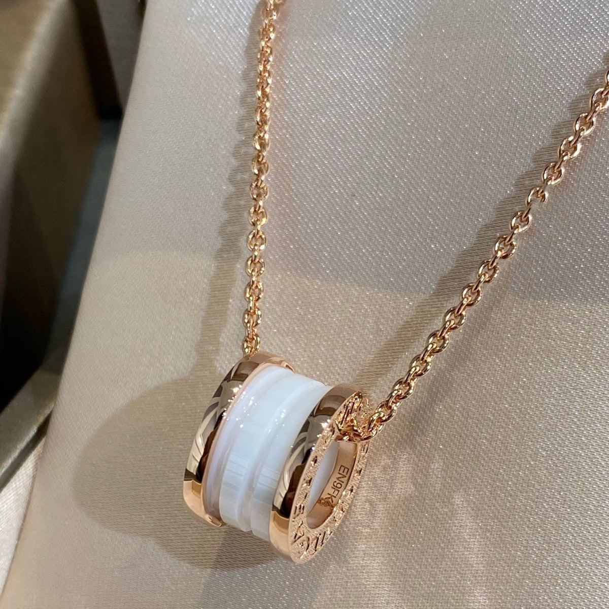 [⭐Veyra]ZERO 1 WHITE CERAMIC PINK GOLD NECKLACE