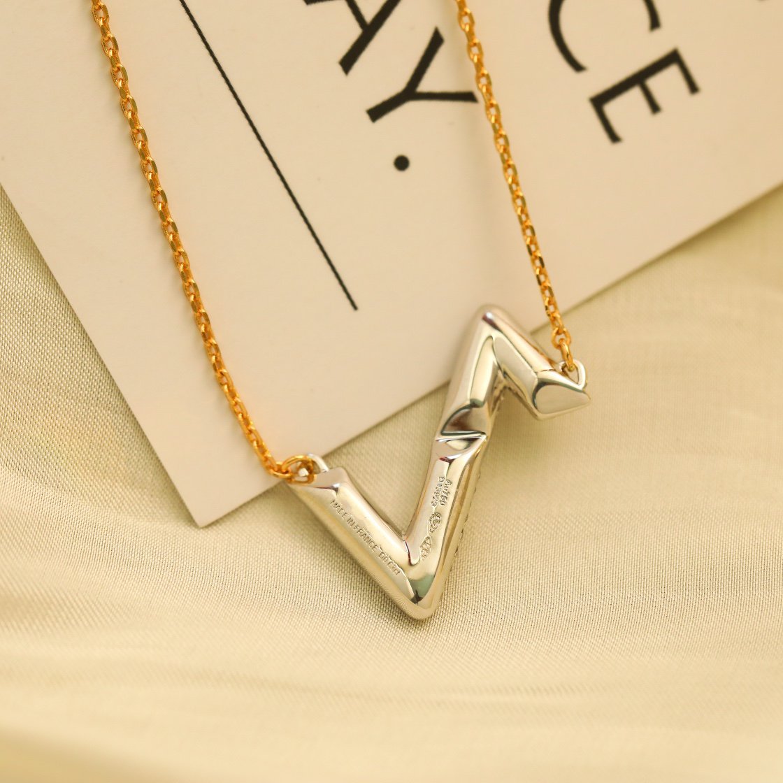 [⭐Veyra]VOLT SILVER DIAMOND PEDANT NECKLACE