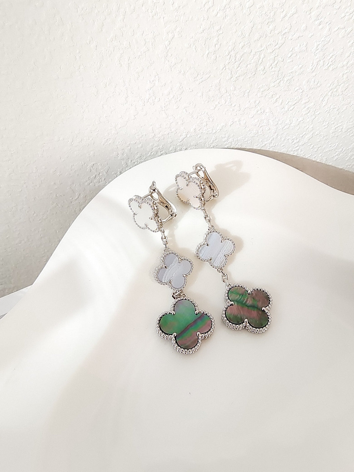[⭐Veyra]CLOVER 3 MOTIFS CHALCEDONY DARK MOP SILVER EARRINGS