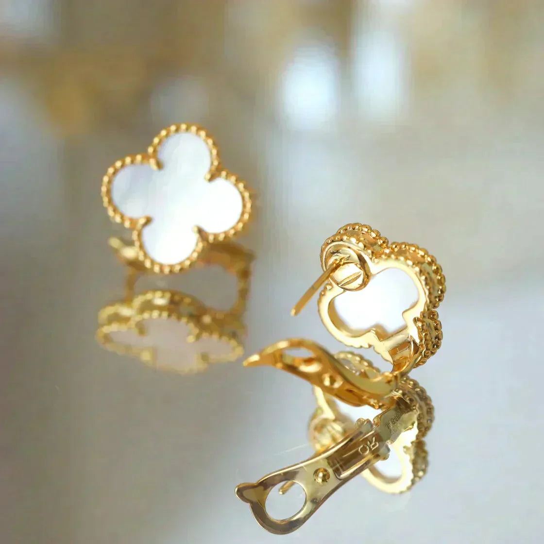 [⭐Veyra]CLOVER MEDIUM 1 MOTIFS  WHITE MOP STUD EARRINGS