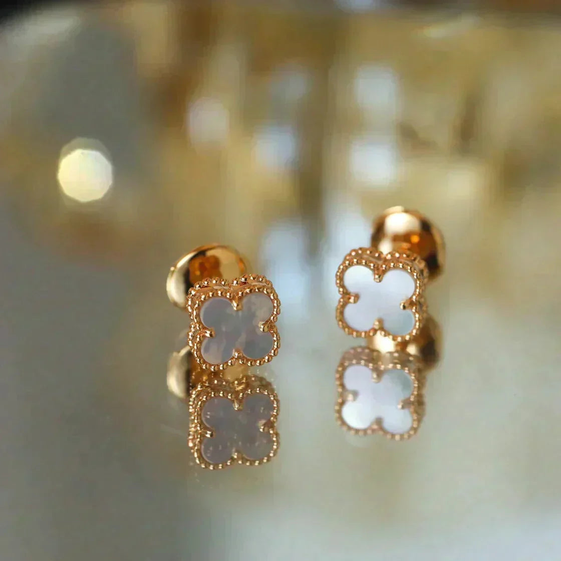 [⭐Veyra]CLOVER MINI 9.5MM WHITE MOP EARRINGS