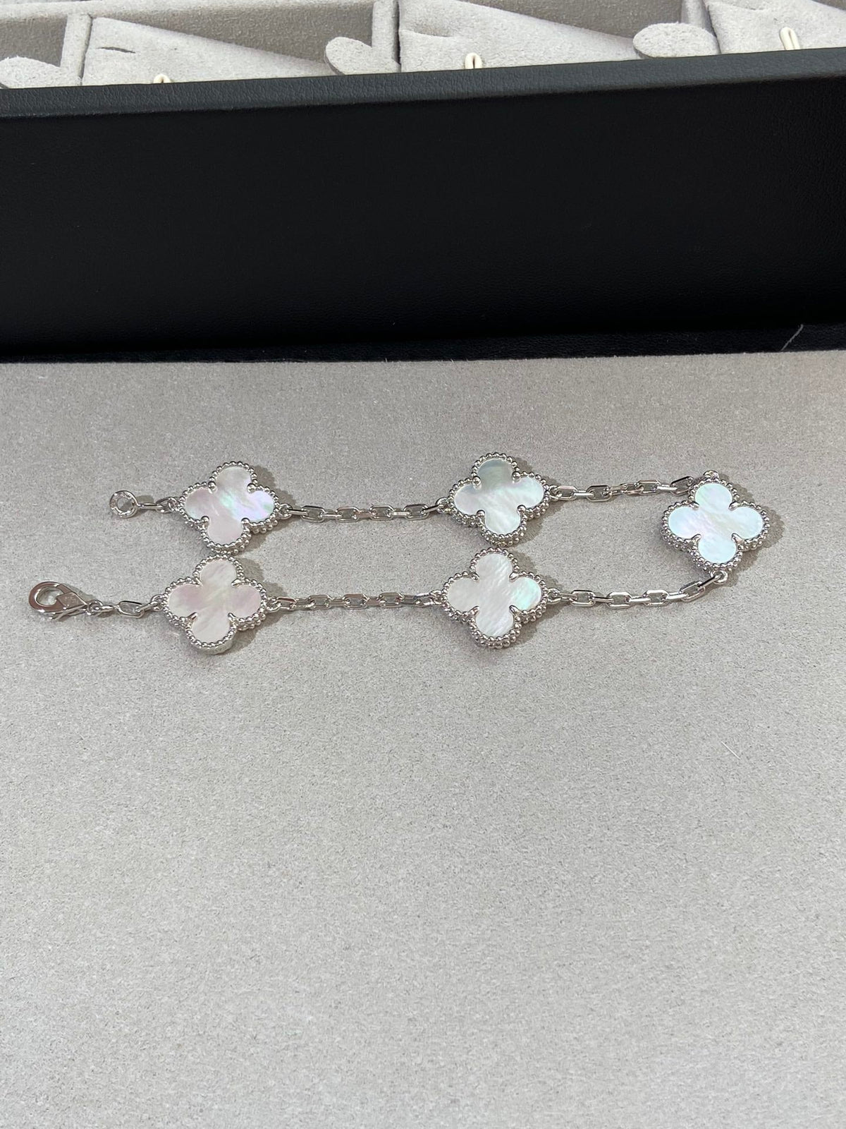 [⭐Veyra]CLOVER WHITE PEARL MOP 5 MOTIF BRACELET COLLECTION