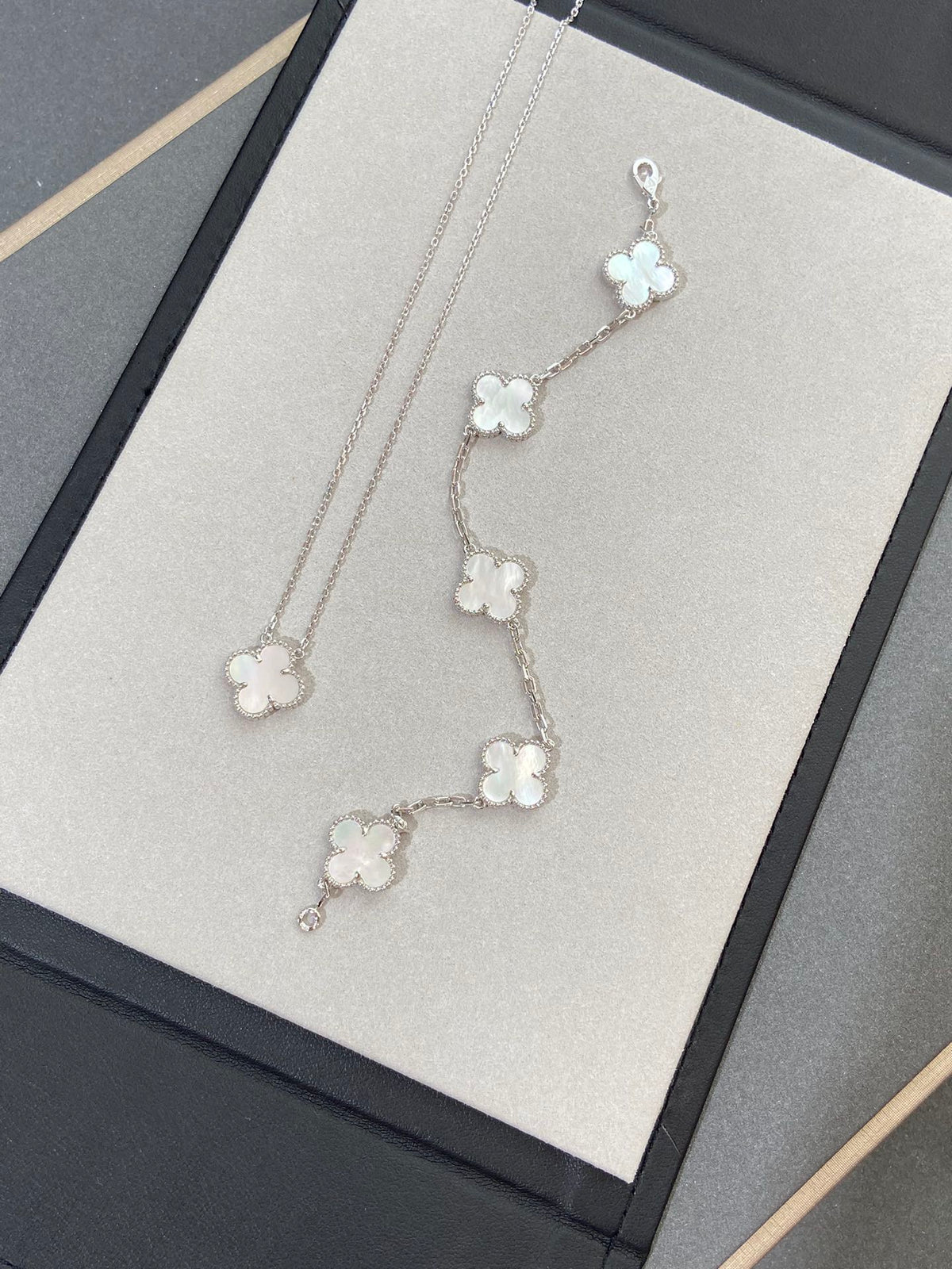 [⭐Veyra]CLOVER WHITE PEARL MOP 5 MOTIF BRACELET COLLECTION
