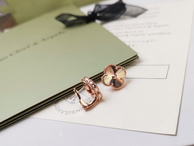 [⭐Veyra]CLOVER MEDIUM STUD EARRINGS