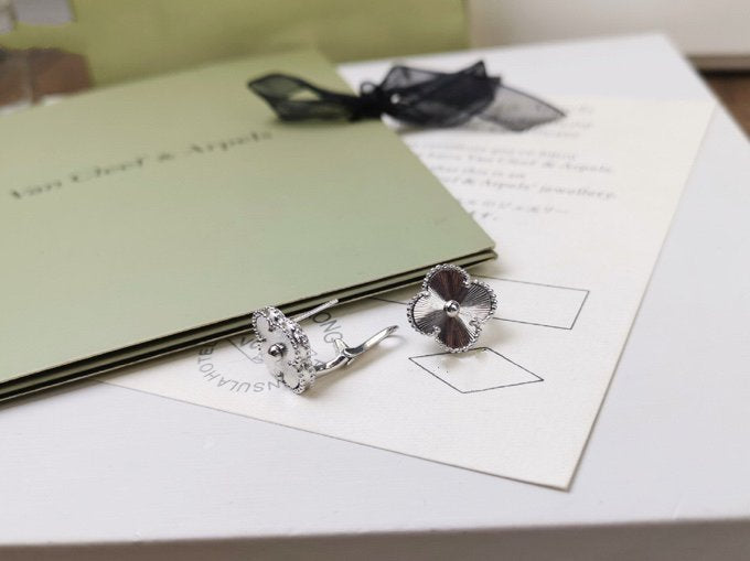 [⭐Veyra]CLOVER MEDIUM STUD EARRINGS