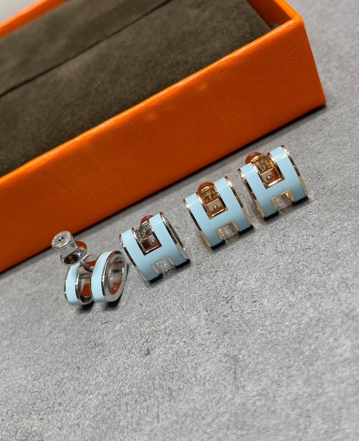 [⭐Veyra]POP H SKY BLUE STUD EARRINGS