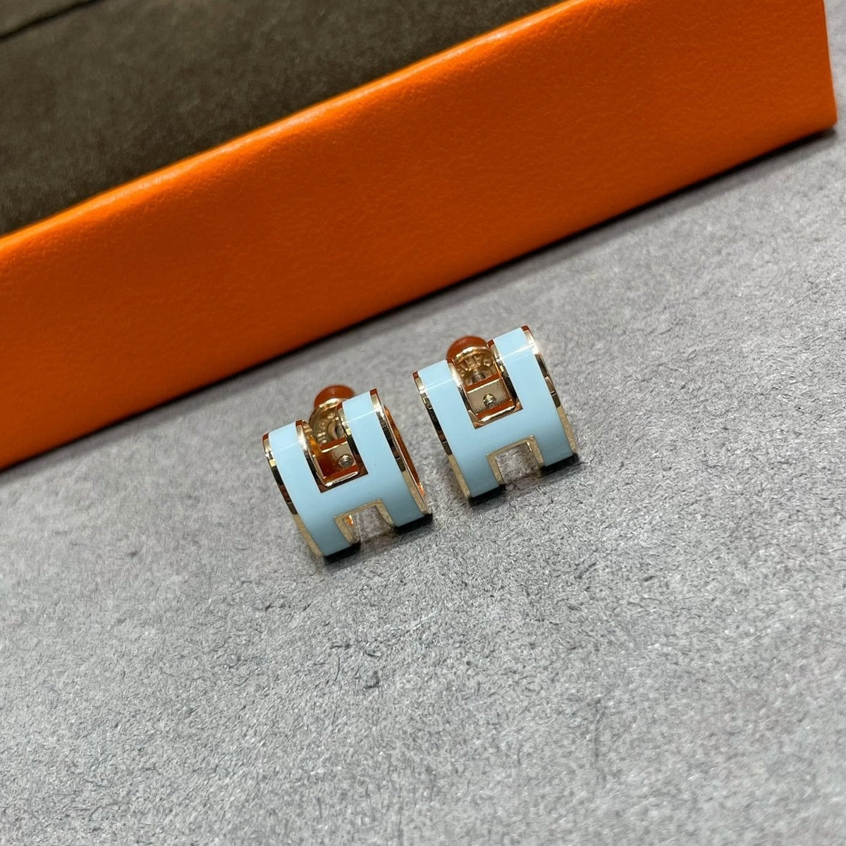[⭐Veyra]POP H SKY BLUE STUD EARRINGS