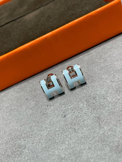 [⭐Veyra]POP H SKY BLUE STUD EARRINGS