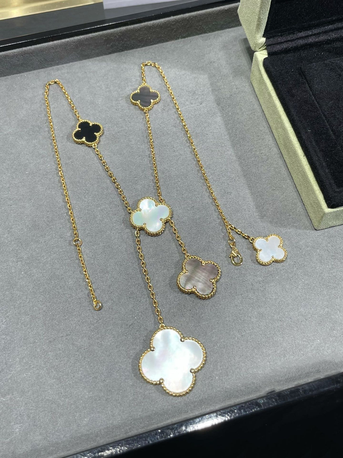 [⭐Veyra]CLOVER 6 MOTIF MOP ONYX GOLD NECKLACE