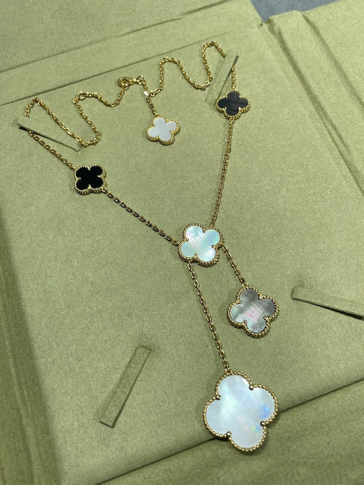 [⭐Veyra]CLOVER 6 MOTIF MOP ONYX GOLD NECKLACE