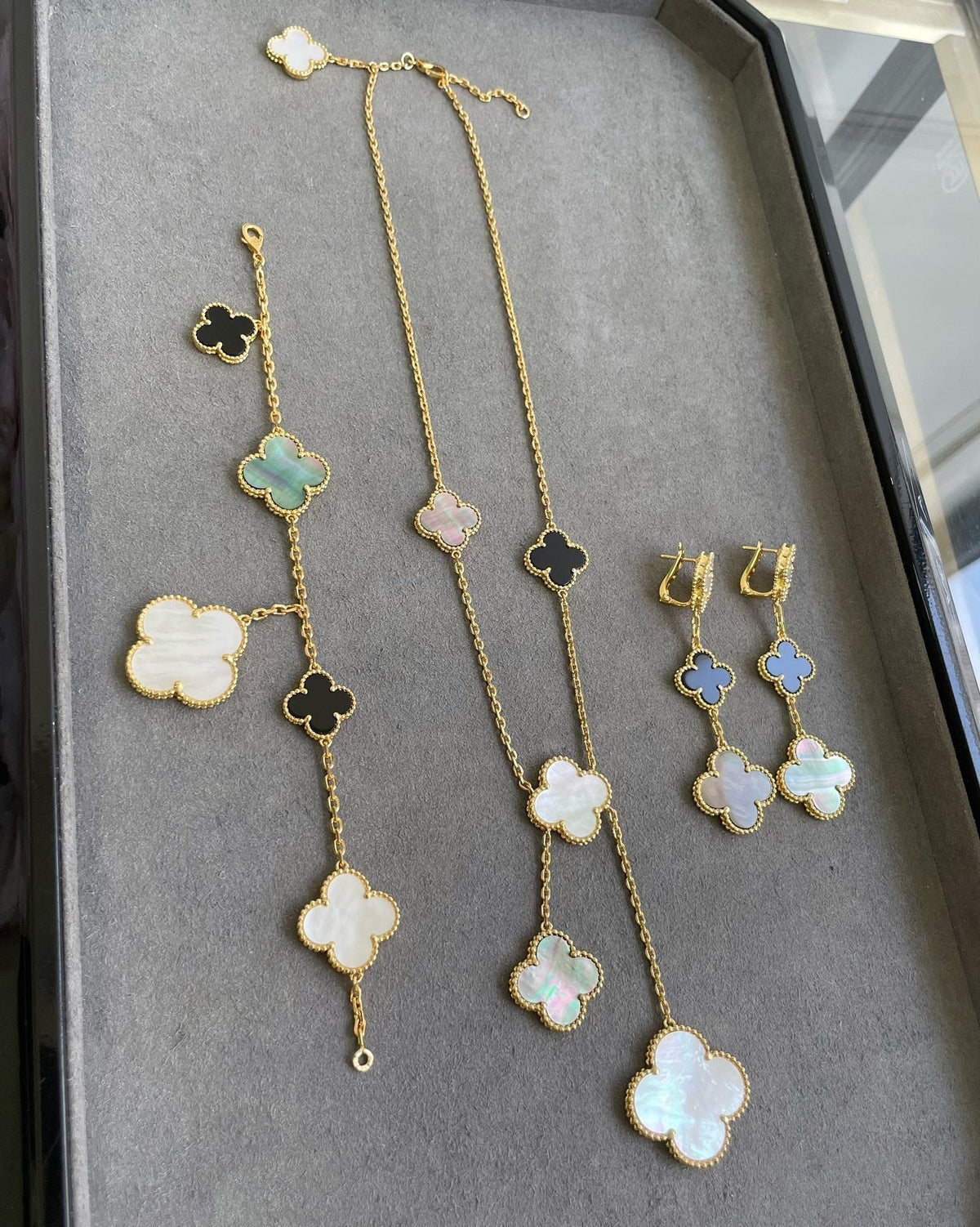 [⭐Veyra]CLOVER 3 MOTIF MOP ONYX DARK MOP PINK GOLD EARRINGS