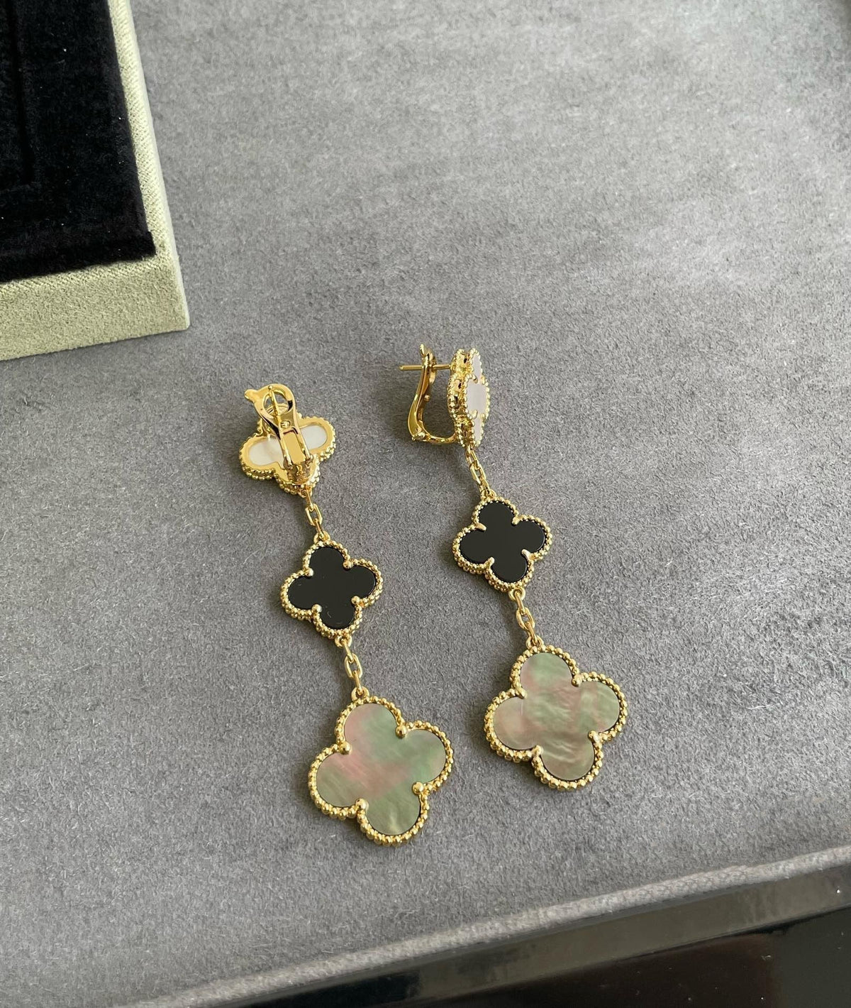 [⭐Veyra]CLOVER 3 MOTIF MOP ONYX DARK MOP PINK GOLD EARRINGS