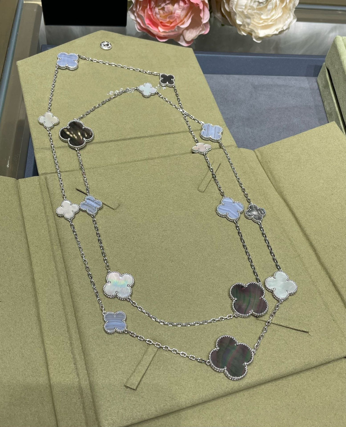 [⭐Veyra]CLOVER 16 MOTIF CHALCEDONY MOP SILVER NECKLACE