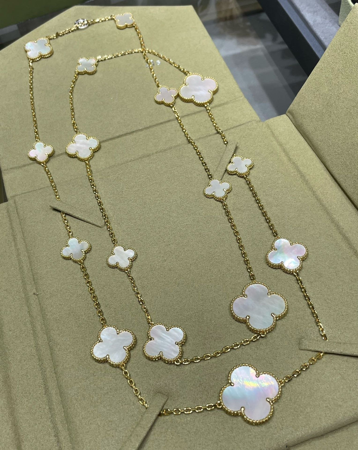 [⭐Veyra]CLOVER 16 MOTIF WHITE MOP GOLD NECKLACE