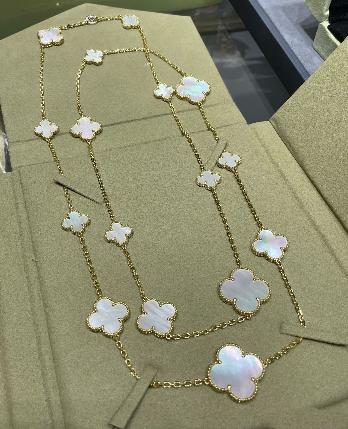 [⭐Veyra]CLOVER 16 MOTIF WHITE MOP GOLD NECKLACE