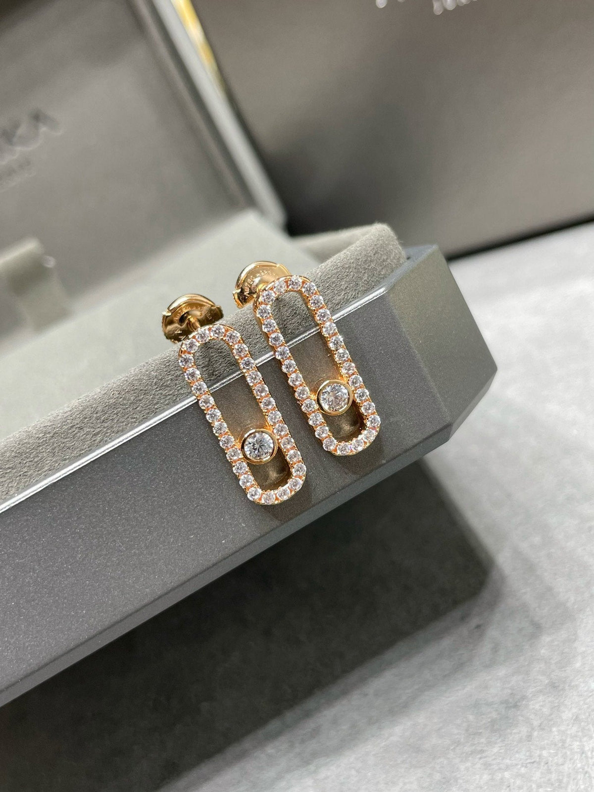 [⭐Veyra]MOVE UNO STUD DIAMOND PAVED EARRINGS