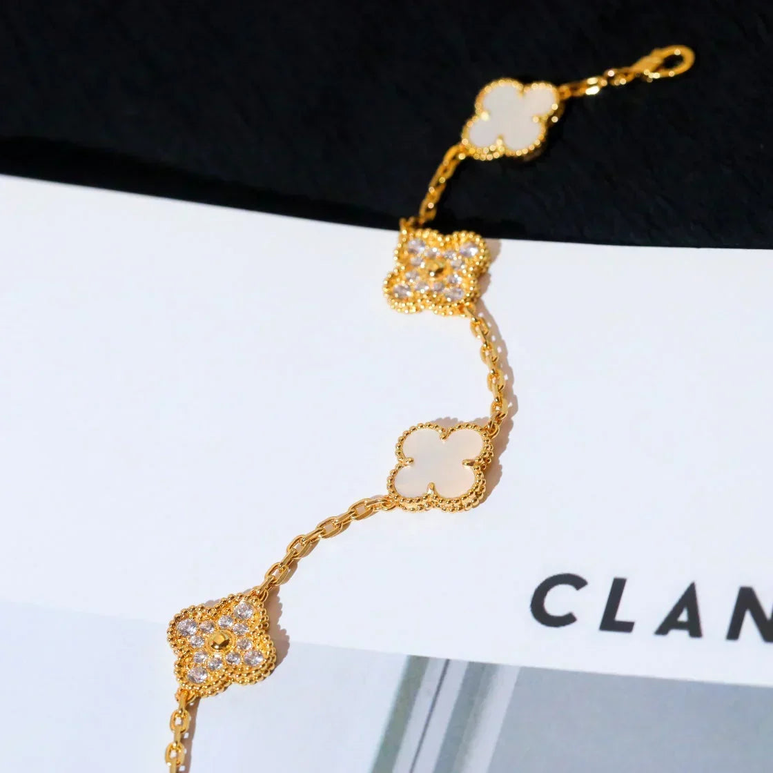 [⭐Veyra]CLOVER WHITE PEARL MOP 5 MOTIF BRACELET COLLECTION