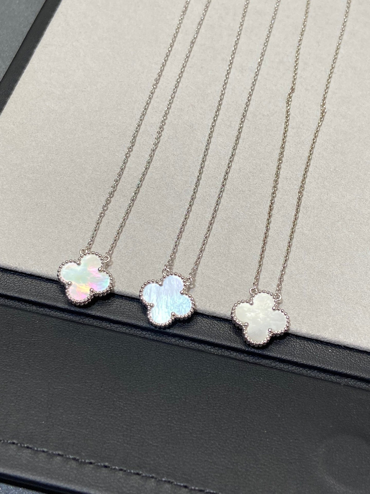 [⭐Veyra]CLOVER MEDIUM SILVER WHITE MOP NECKLACE