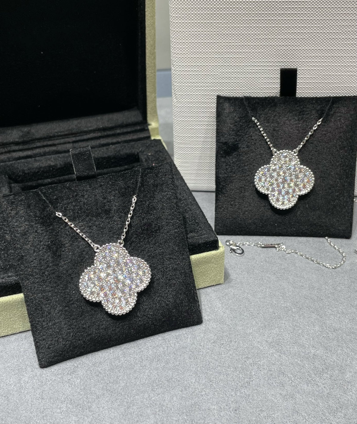 [⭐Veyra]CLOVER 25MM LARGE PENDANT DIAMOND PAVED SILVER NECKLACE