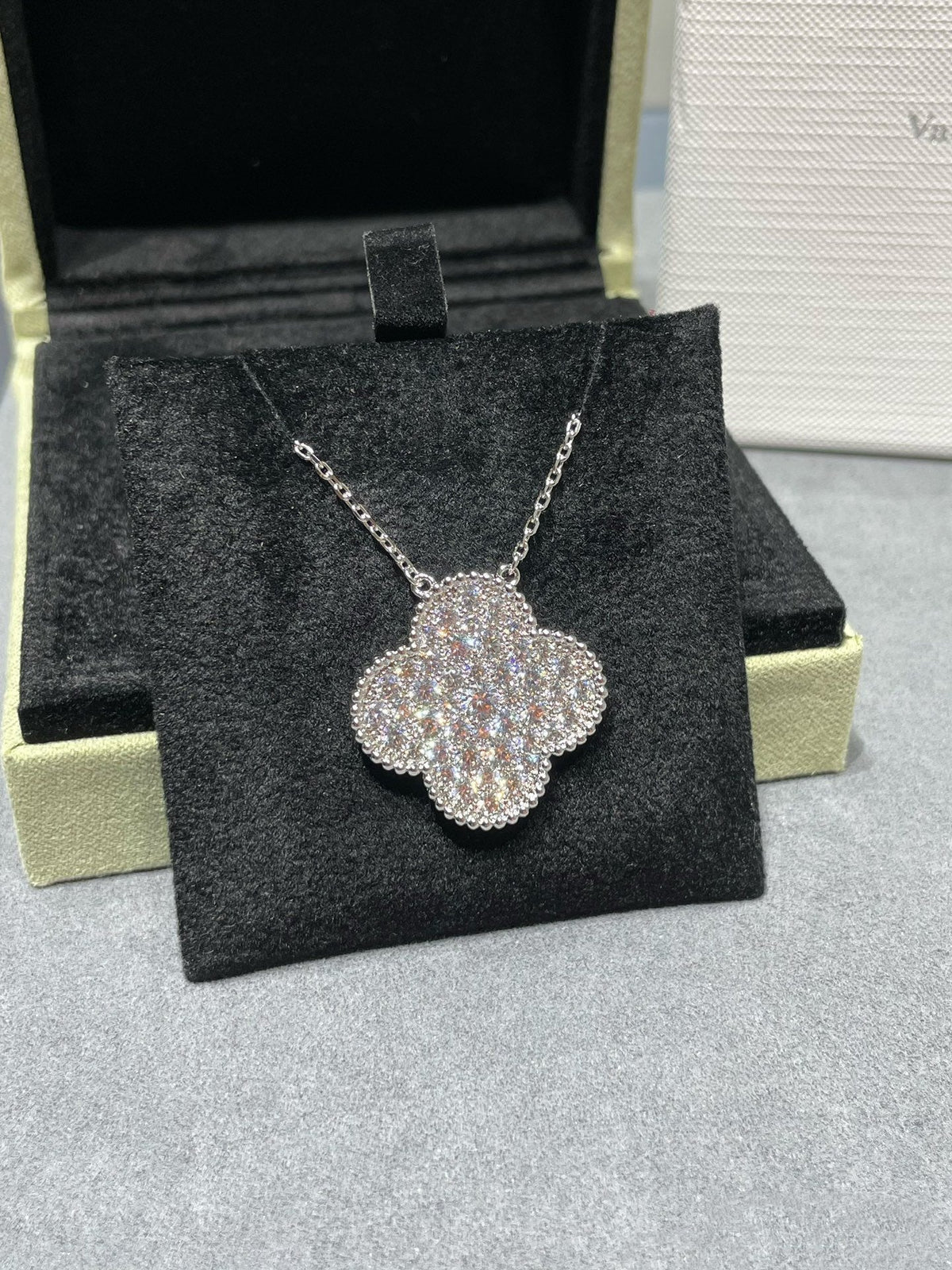 [⭐Veyra]CLOVER 25MM LARGE PENDANT DIAMOND PAVED SILVER NECKLACE
