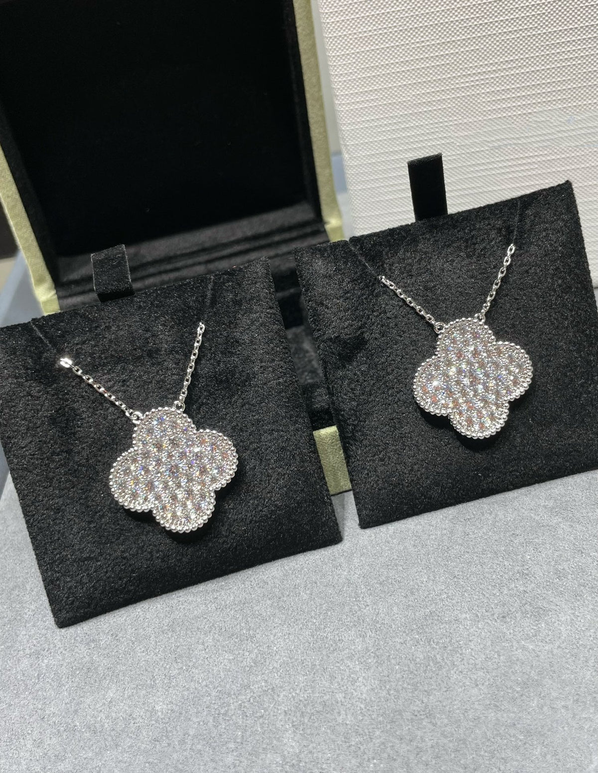 [⭐Veyra]CLOVER 25MM LARGE PENDANT DIAMOND PAVED SILVER NECKLACE