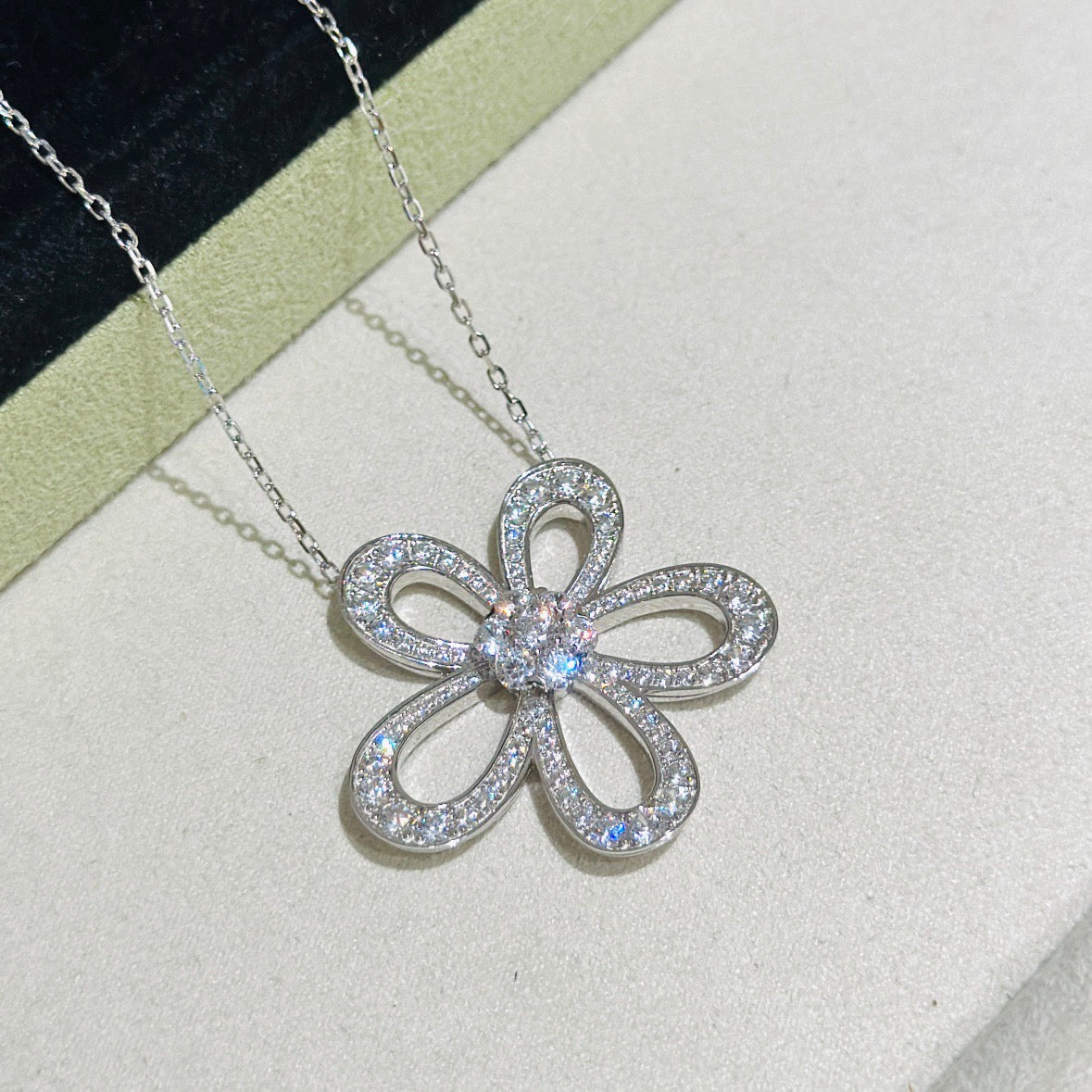 [⭐Veyra]FLOWERLACE NECKLACE FULL DIAMONDS