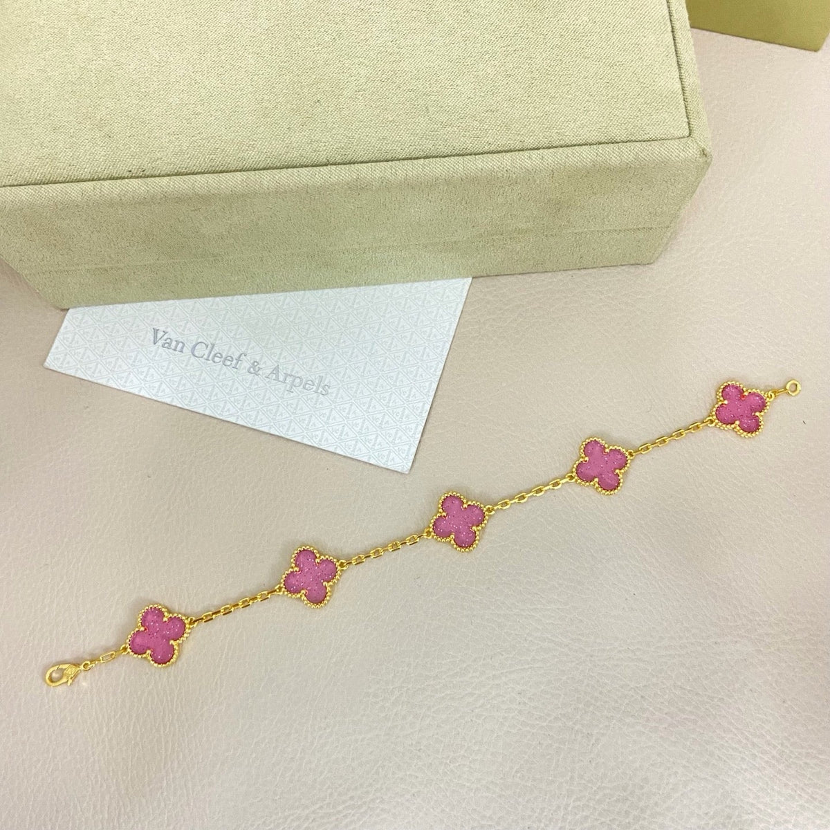 [⭐Veyra]NEW BUBBLE PINK ENAMEL 5-FLOWER BRACELET