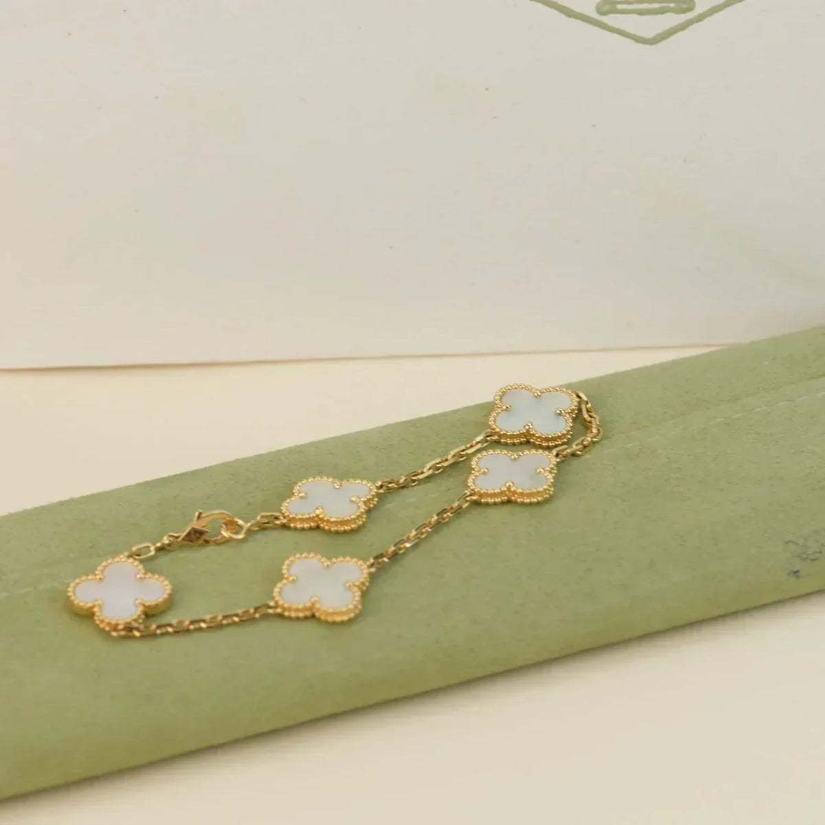 [⭐Veyra]CLOVER WHITE PEARL MOP 5 MOTIF BRACELET COLLECTION