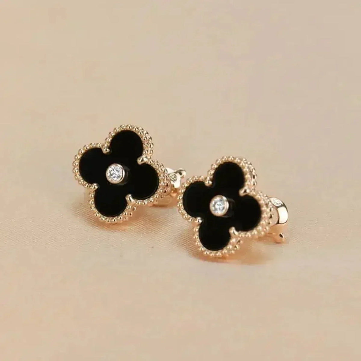 [⭐Veyra]CLOVER MEDIUM 1 MOTIFS ONYX DIAMOND EARRINGS