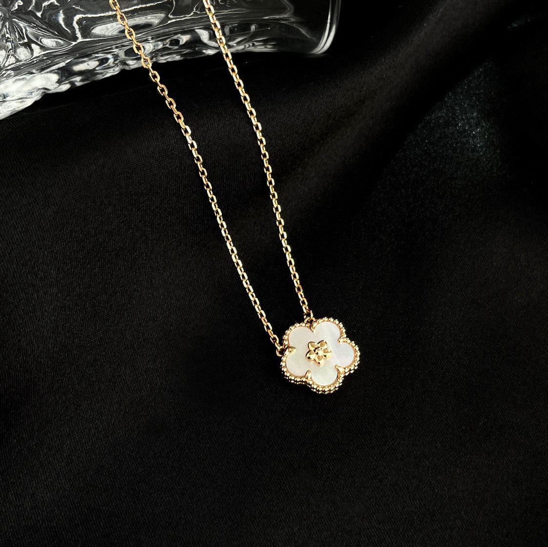 [⭐Veyra]LUCKY  WHITE MOP  PLUM BLOSSOM NECKLACE