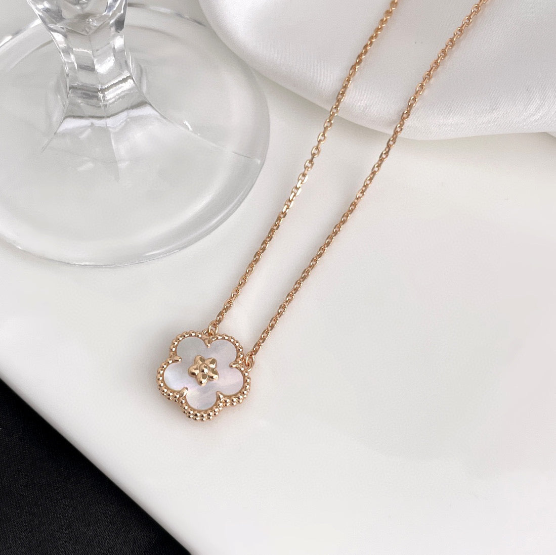 [⭐Veyra]LUCKY  WHITE MOP  PLUM BLOSSOM NECKLACE