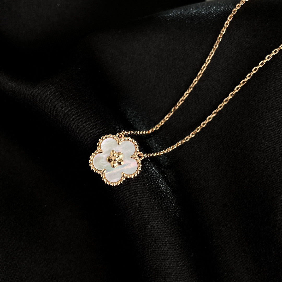 [⭐Veyra]LUCKY  WHITE MOP  PLUM BLOSSOM NECKLACE