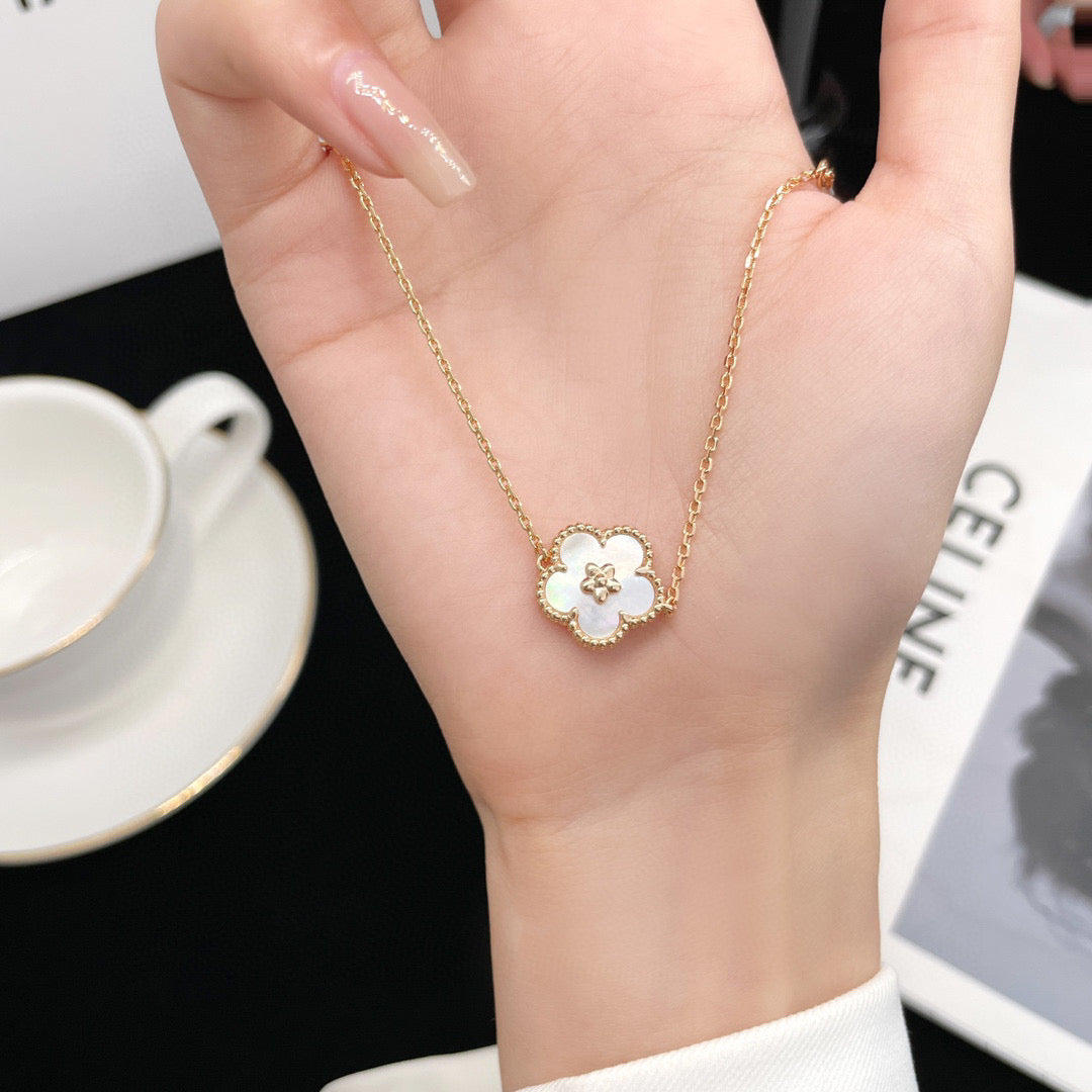 [⭐Veyra]LUCKY  WHITE MOP  PLUM BLOSSOM NECKLACE