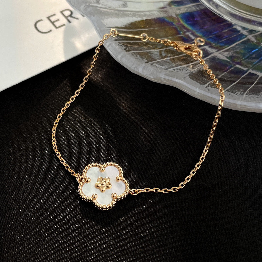 [⭐Veyra]LUCKY WHITE MOP PLUM BLOSSOM  BRACELET