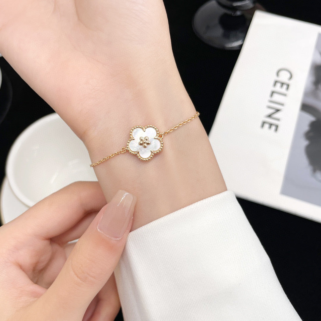 [⭐Veyra]LUCKY WHITE MOP PLUM BLOSSOM  BRACELET