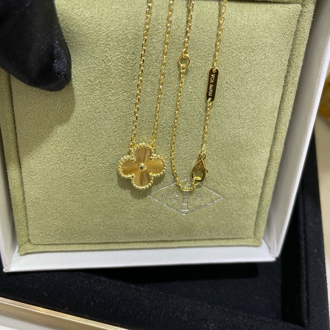 [⭐Veyra]CLOVER 15MM LASER NECKLACE