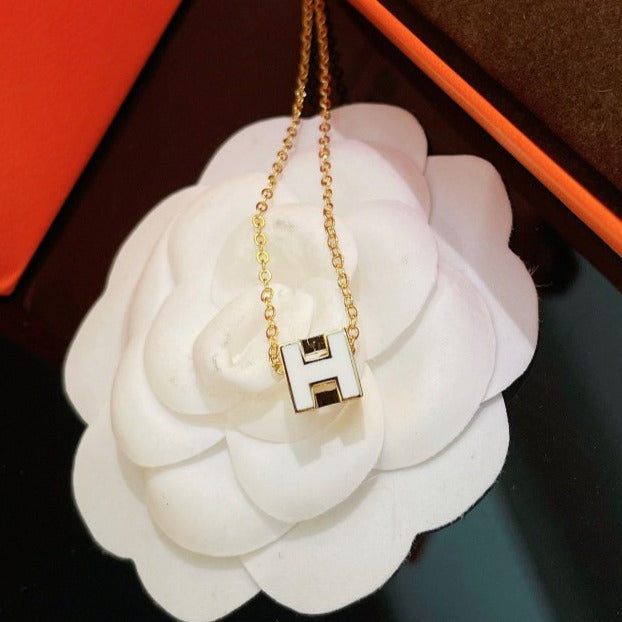 [⭐Veyra]H WHITE SQUARE GOLD NECKLACE