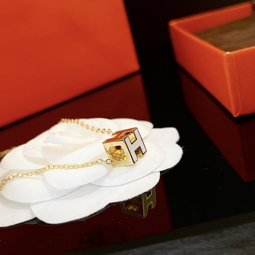 [⭐Veyra]H WHITE SQUARE GOLD NECKLACE